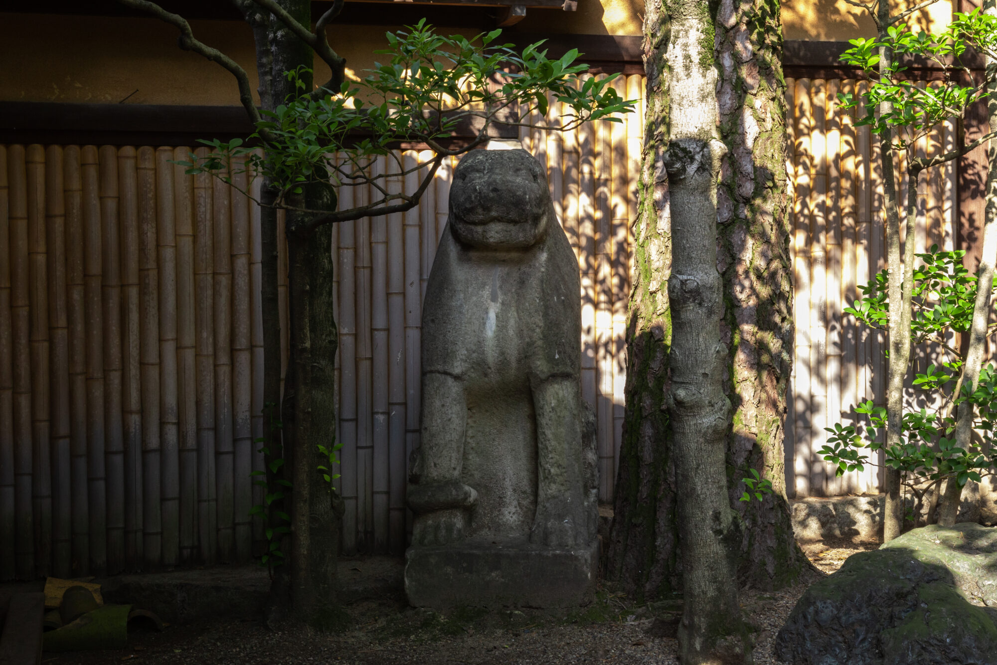 玄関先の鬼門の位置にある魔除けの動物