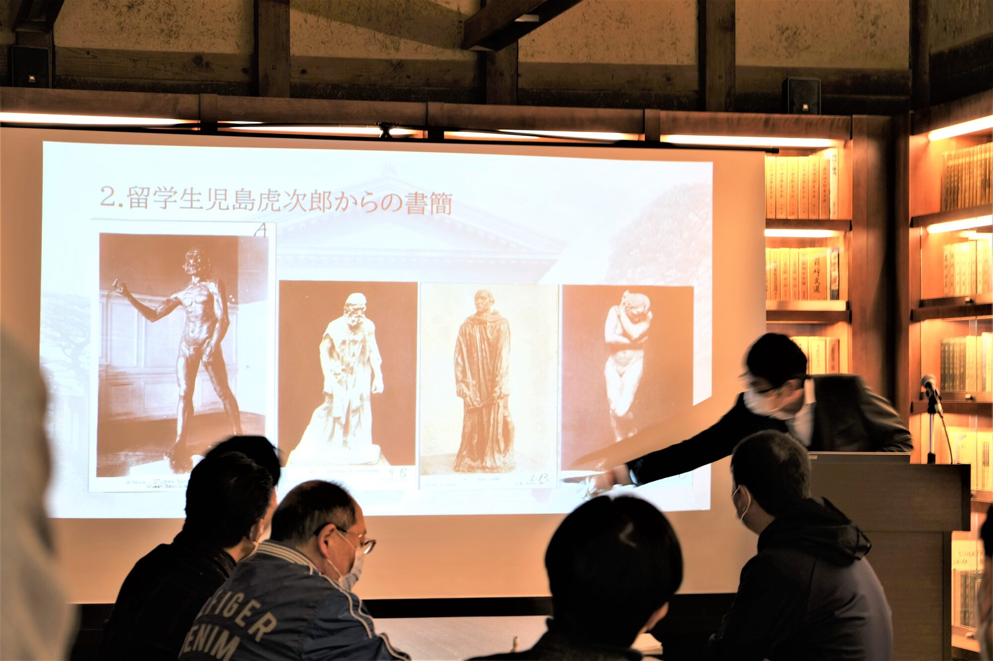 左端：裸の男性「洗礼者ヨハネ」、左から3番目：着衣の男性「カレーの市民」