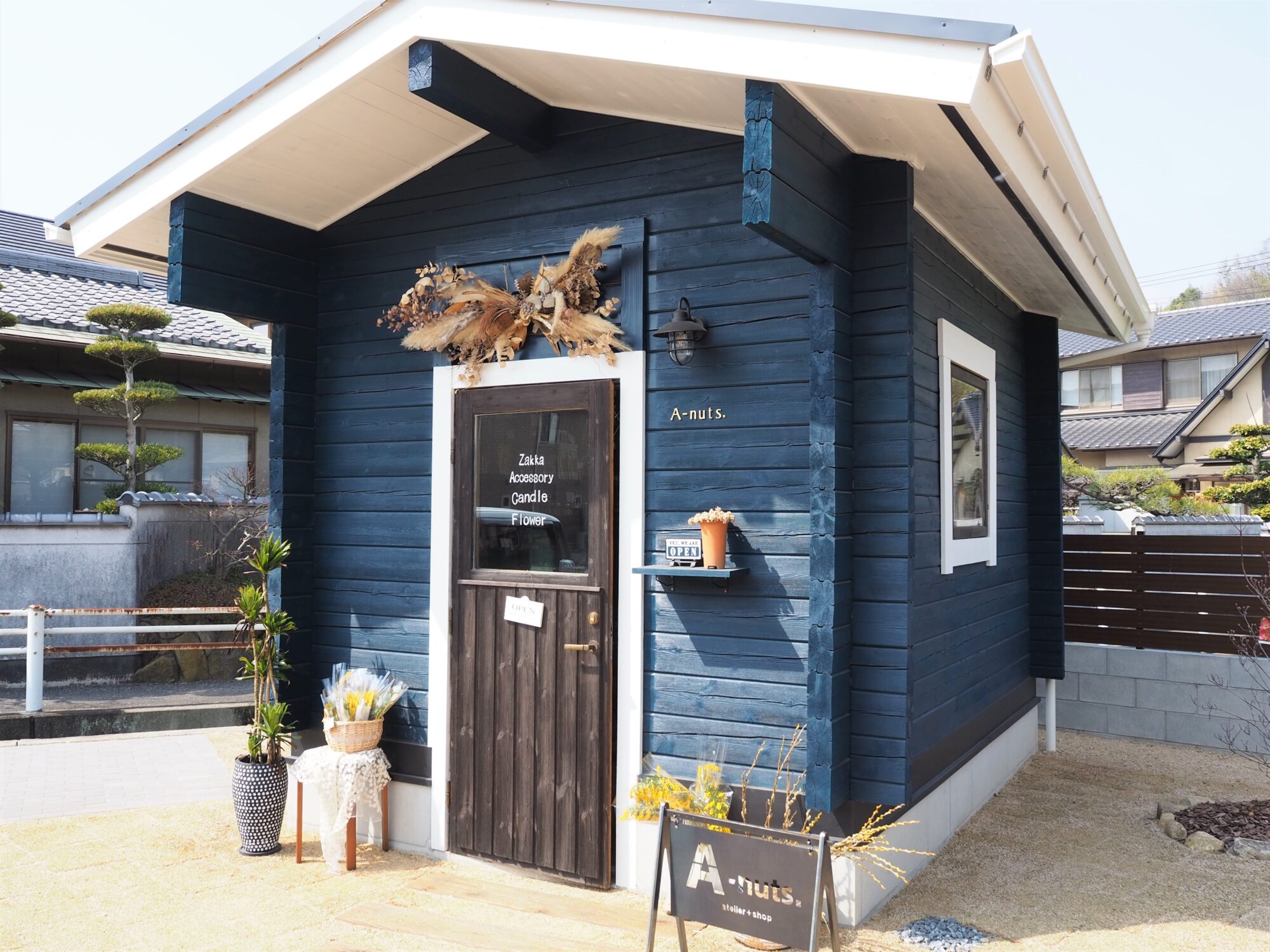 「喫茶ミヤケ」の敷地内にある雑貨屋兼アトリエ「A-nuts.」
