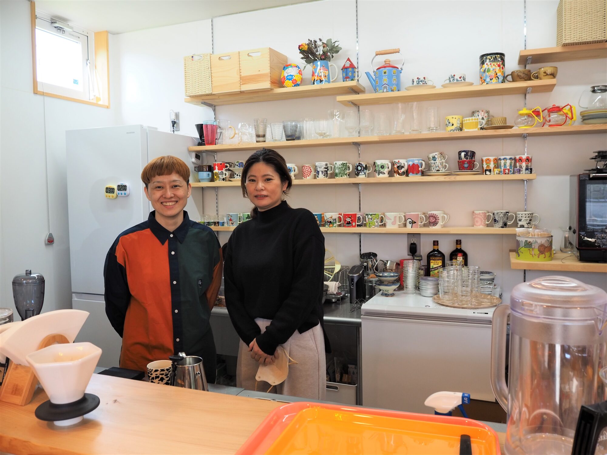 店主の三宅麻衣子さん（左）と、「A-nuts.」の荒川裕子さん（右）