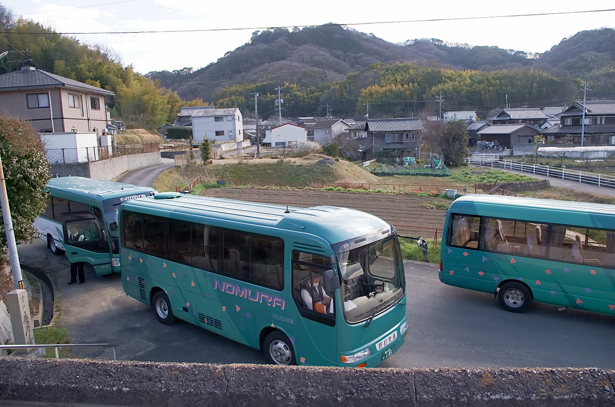 参加者が、これは無理だろうと思う細道でも、3台のバスが安全に連れて行ってくれます（野村交通）