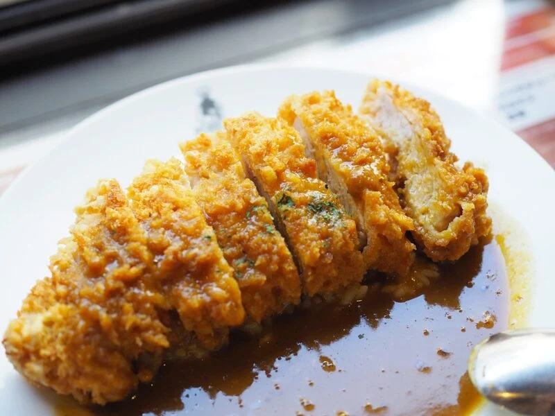 カレーハウス神戸屋 ～ 最後のひと口まで衣サクサクのカツカレーが人気！1980年から続く老舗カレー屋