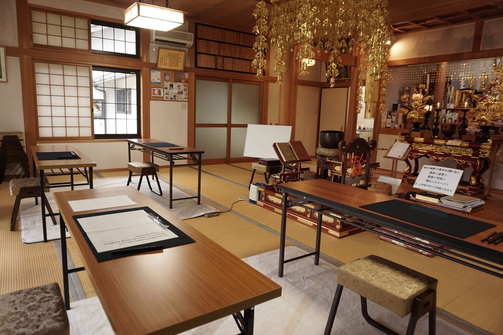 静寂本堂で写経をおこなう