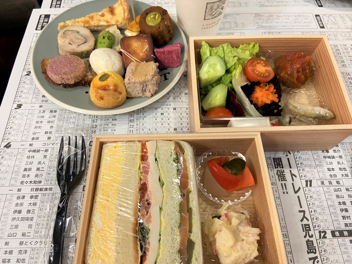 二段弁当とアフタヌーンティーのお菓子