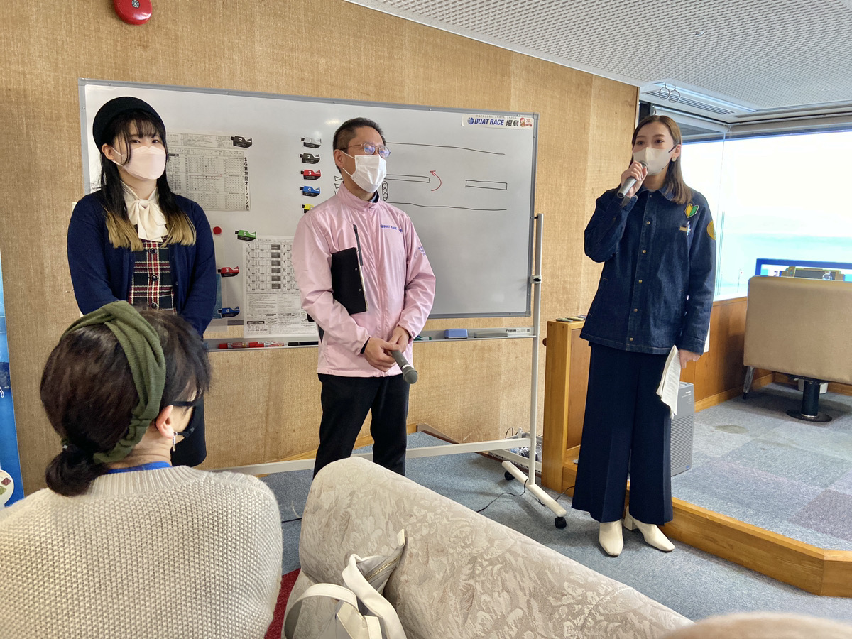左からピース姫、インフォメーションマネージャの片山さん、阿部明日香さん