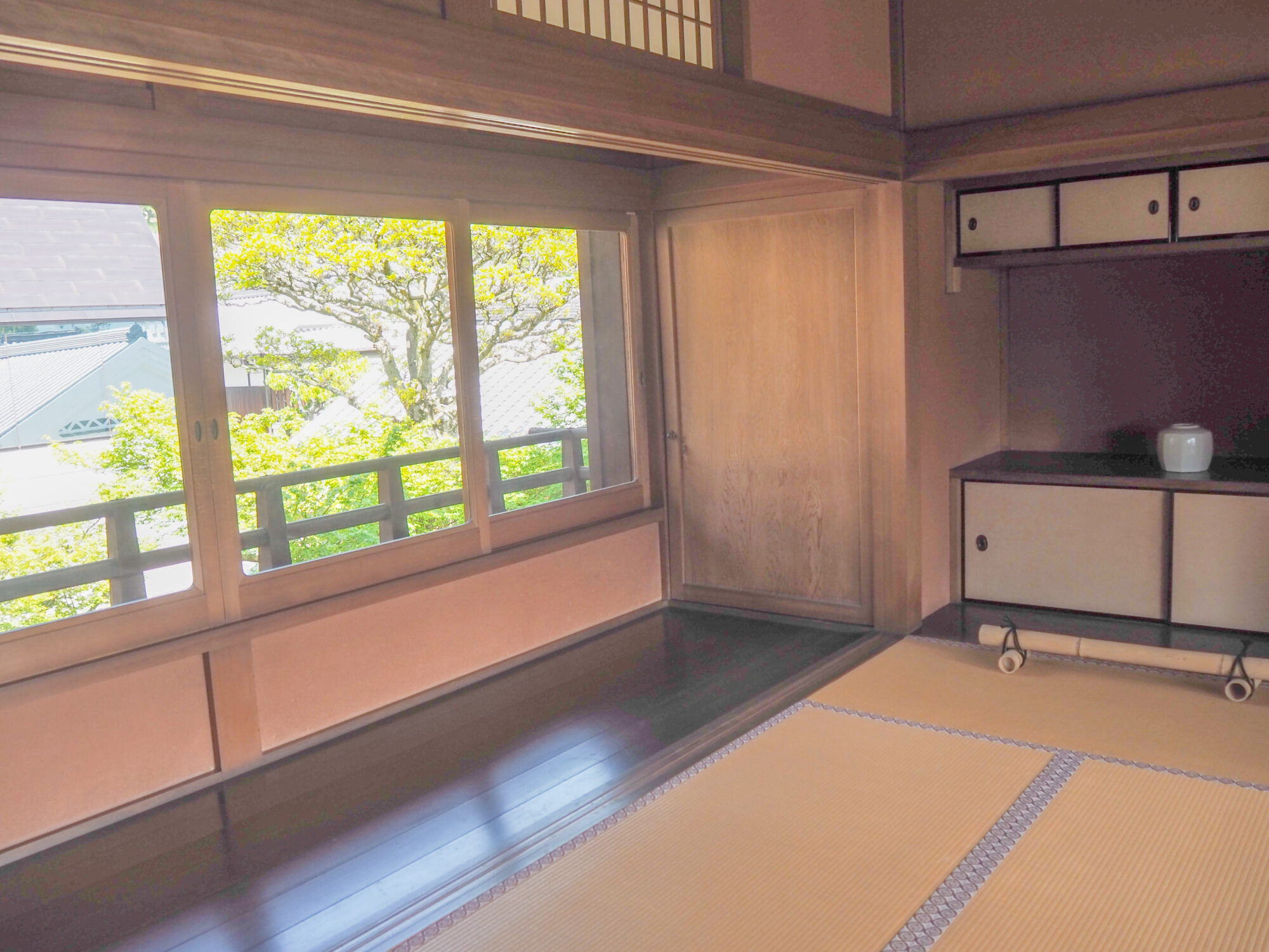 有隣荘_白磁面取壺と景色