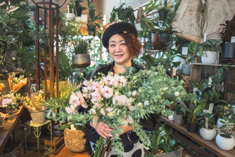 大切そうに花を抱える福田さん