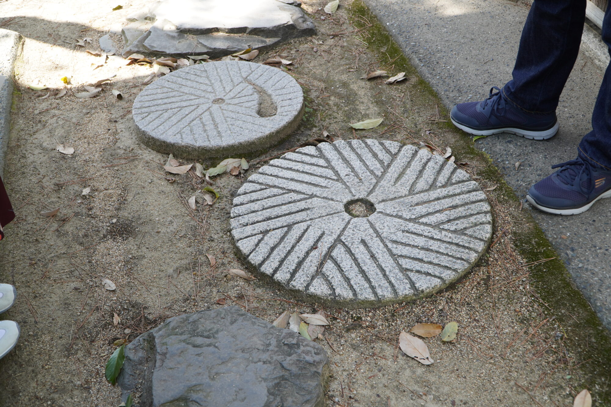 新渓園の石臼