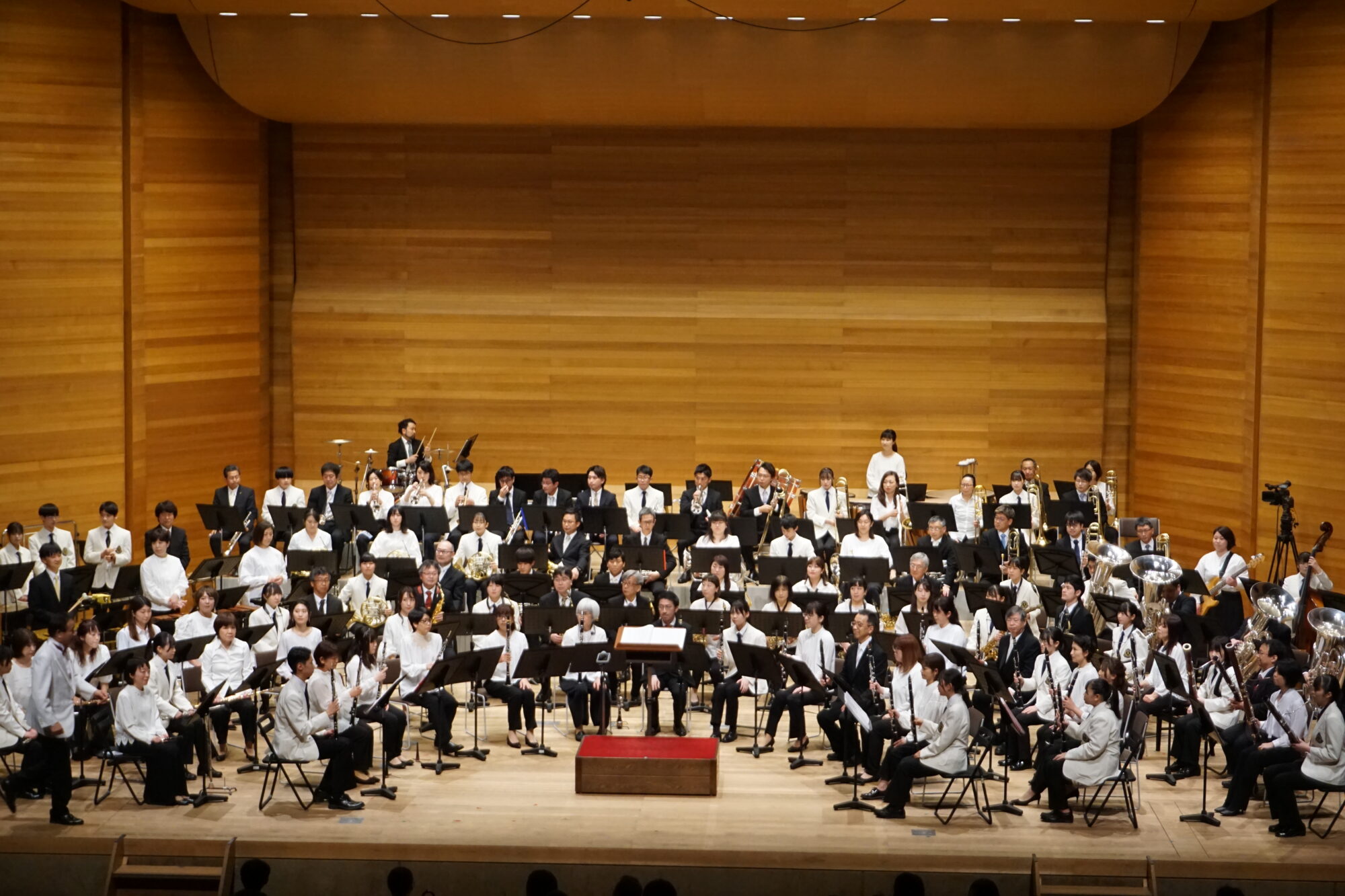 第三部Festival Stage　創部100年記念吹奏楽団と白いブレザーの団員が並ぶ