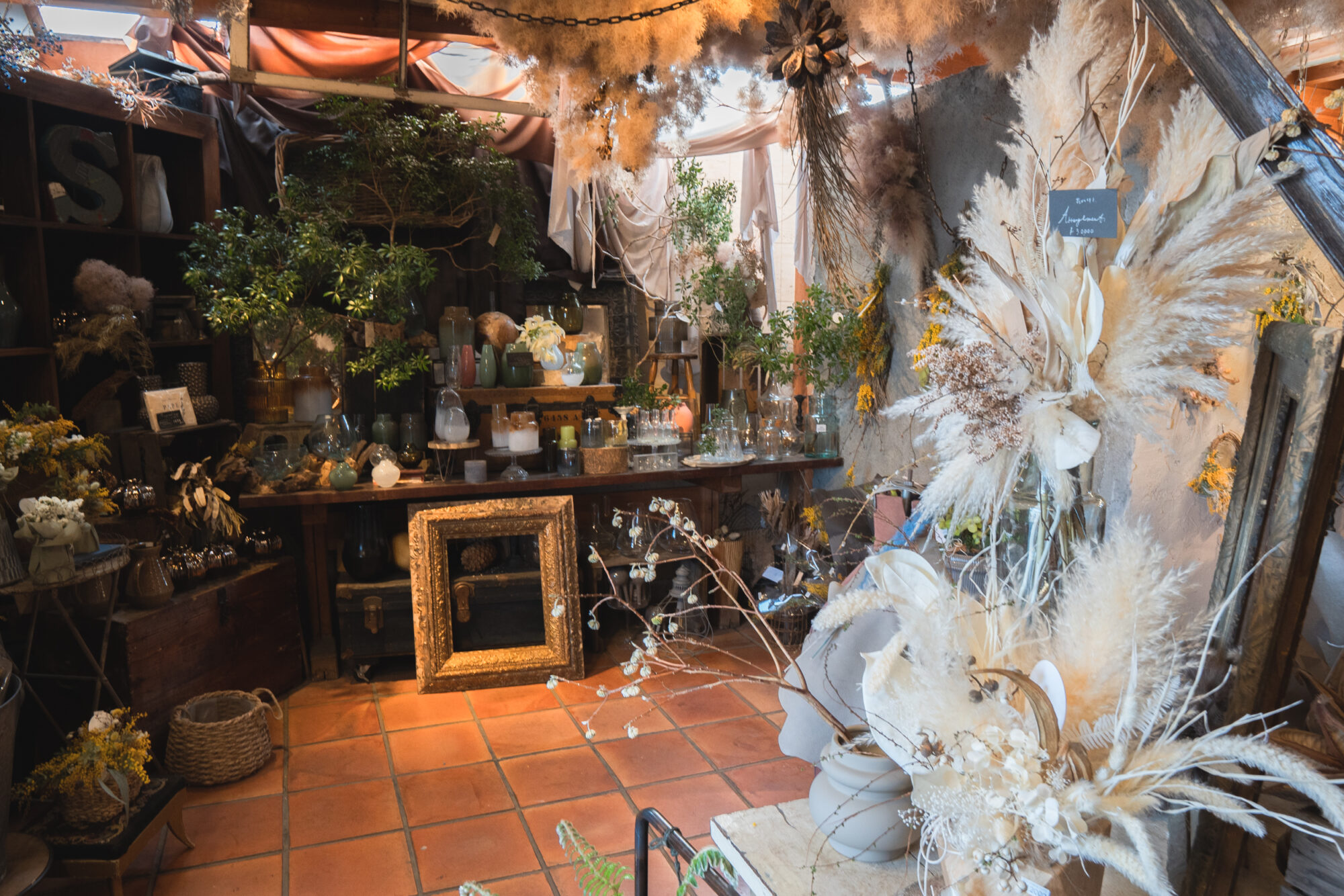 花で出来た洞窟のような店内