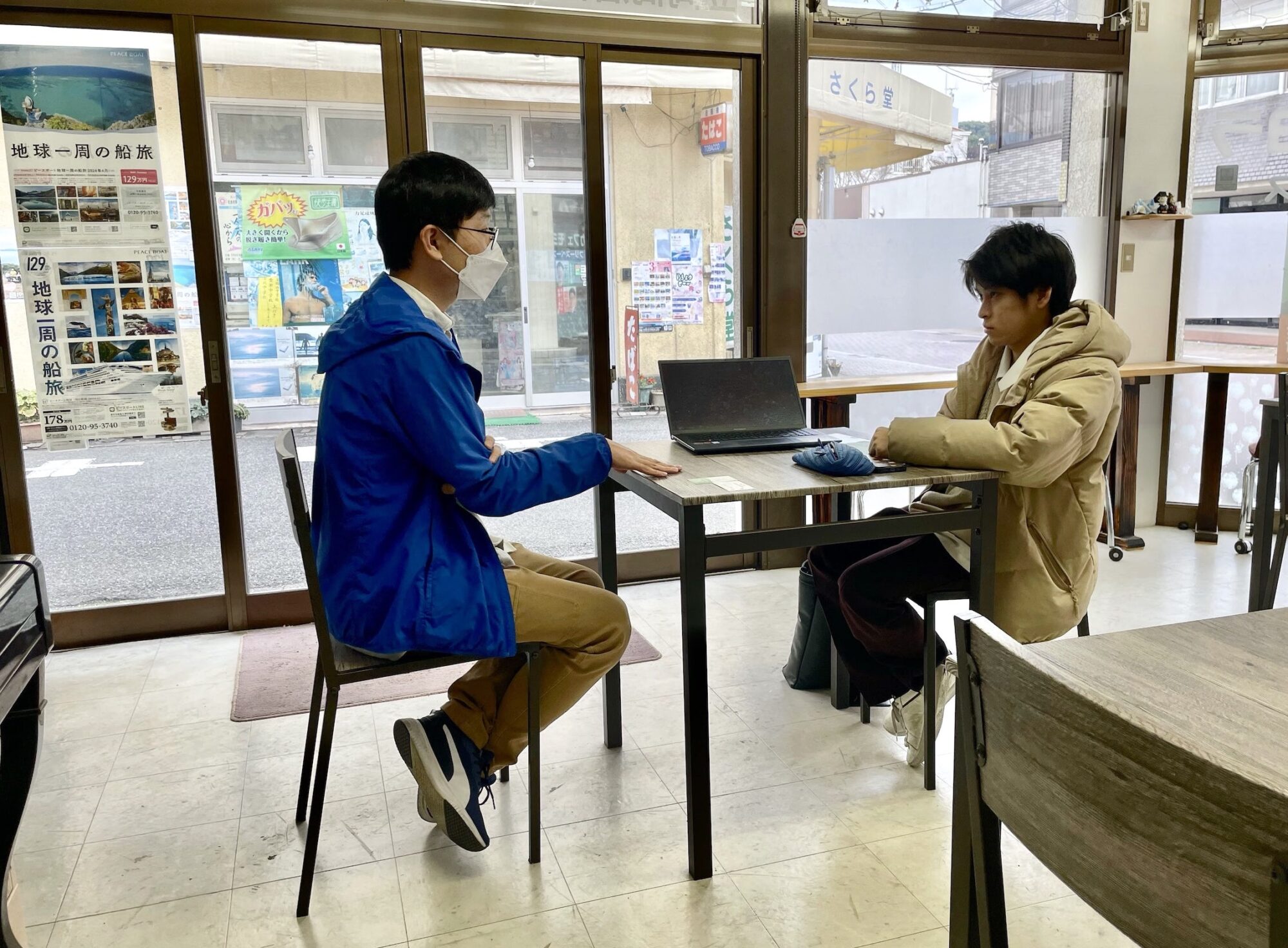 モヨラ韓国語塾で金さん(画像左)の話に耳を傾ける浪尾さん(画像右)