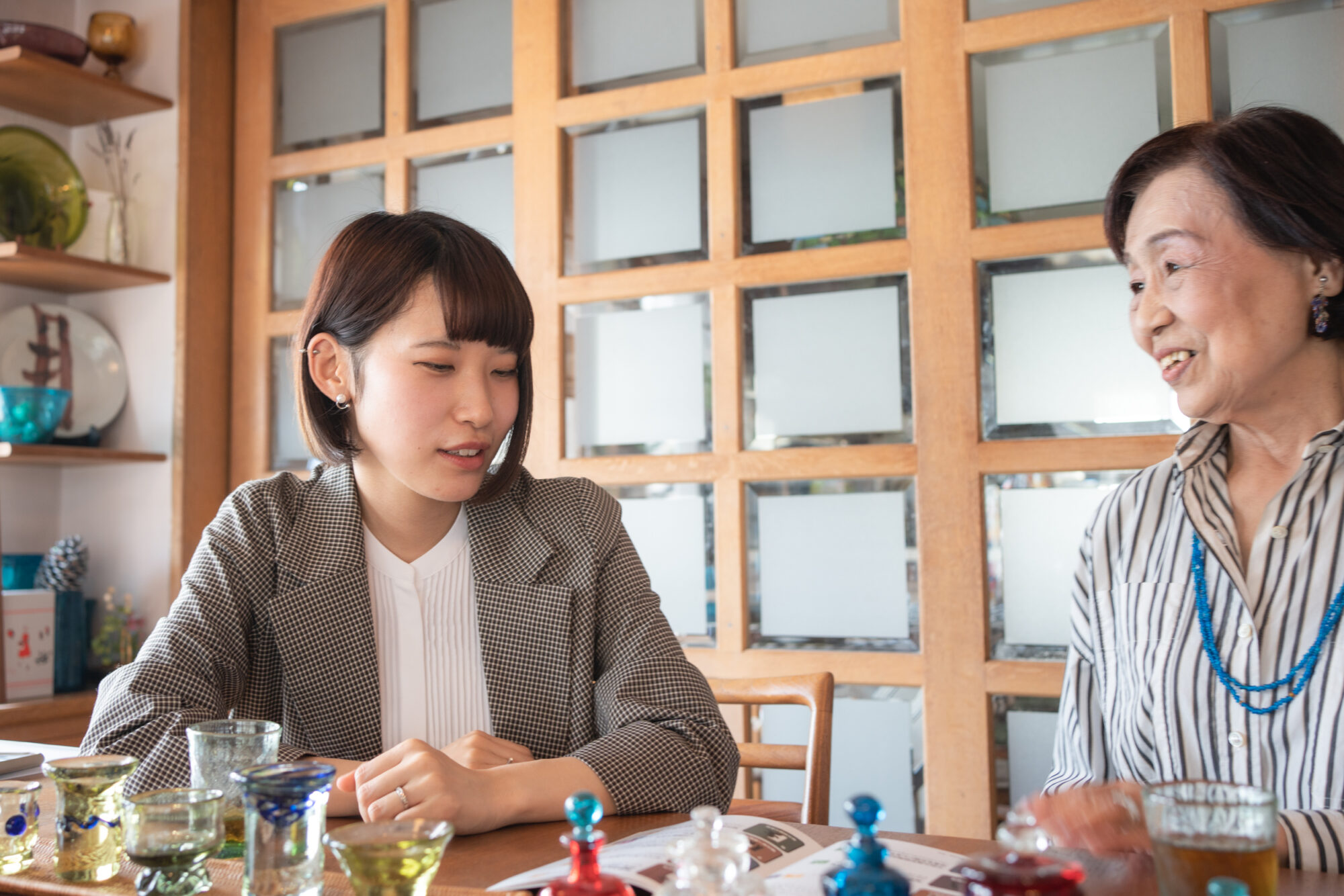 会話する澤江さんと大賀さん
