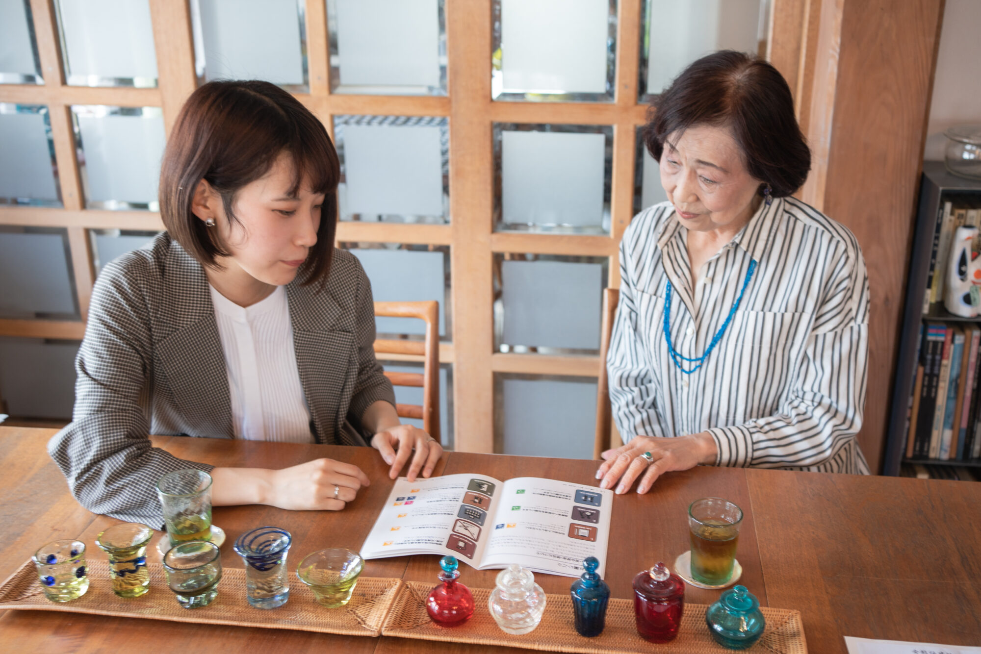 ガイドブックを見る澤江さんと大賀さん