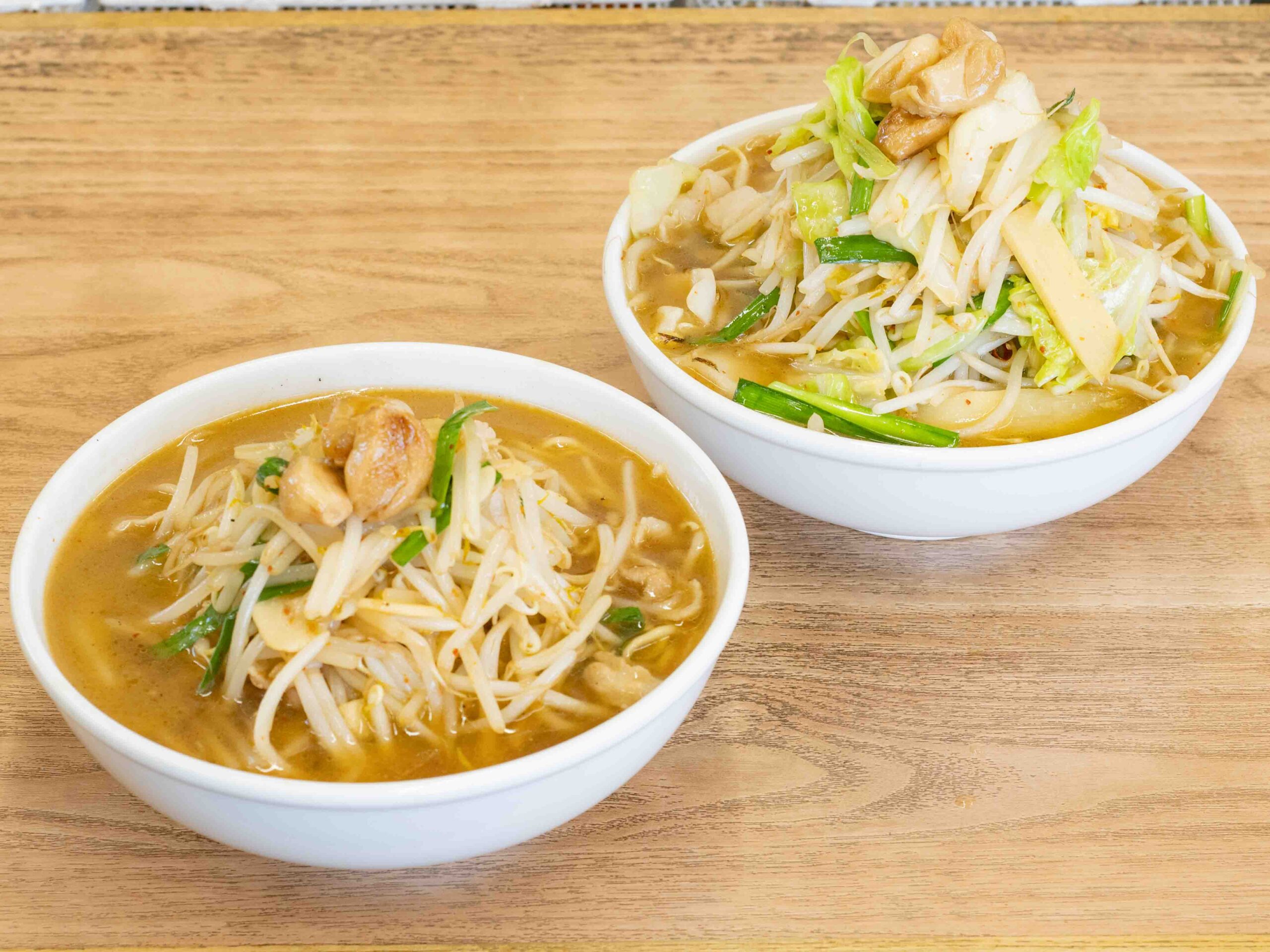 左前:ベトコンラーメン(醤油)、右奥:国士無双(醤油)