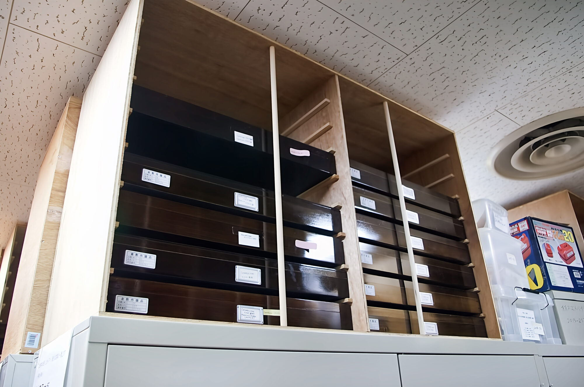 学芸員による手作りの収蔵棚