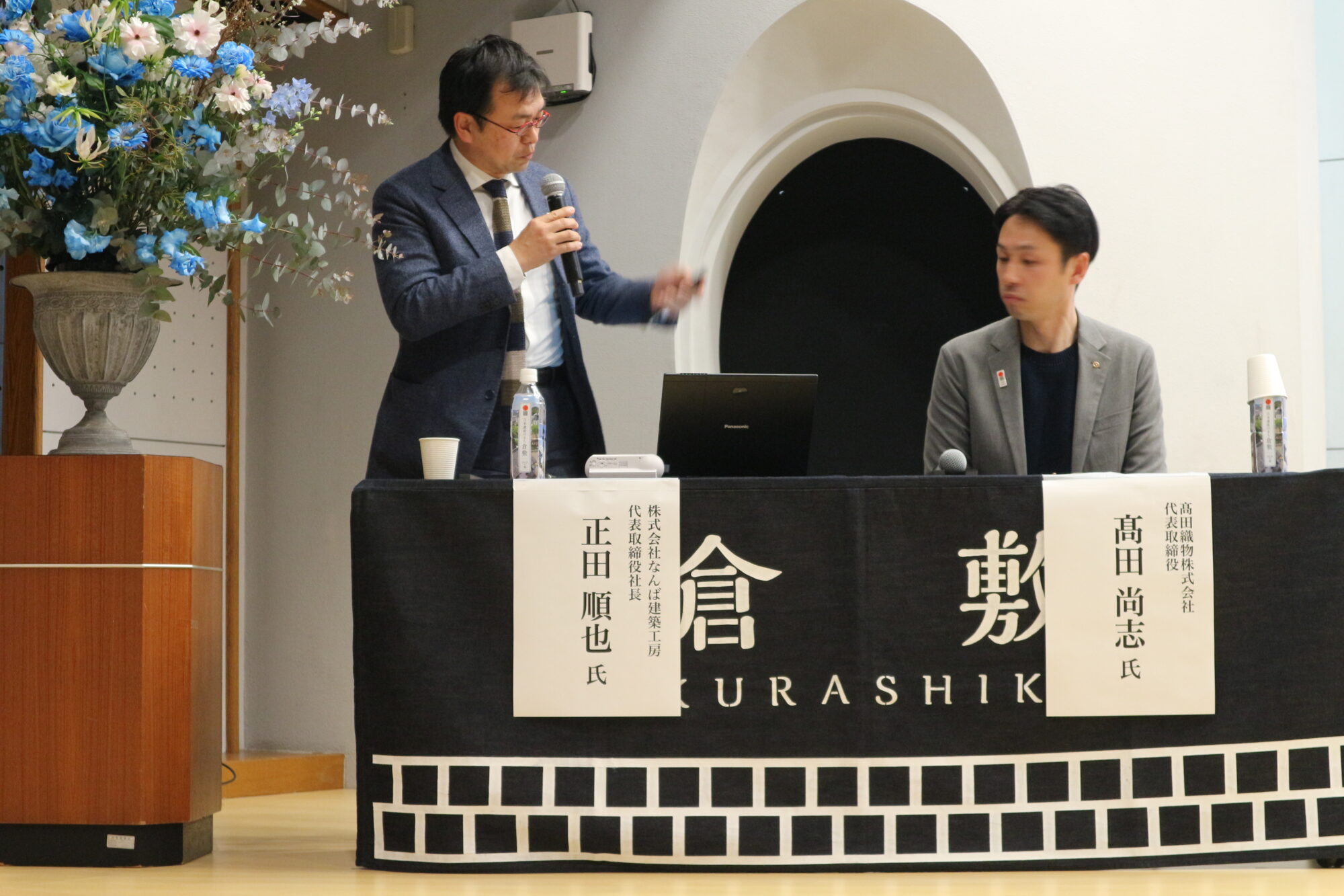 自身の所属するなんば建築工房について紹介する正田氏