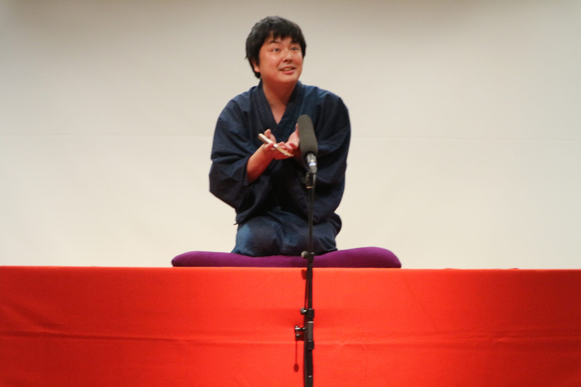ときそばを披露するジャンボ亭小なん氏