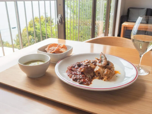 自家製麺のラザニアとナチュラルワイン「pile」～ 生産者との出会いで生まれたメニューを楽しむ、DENIM HOSTEL float内のレストラン