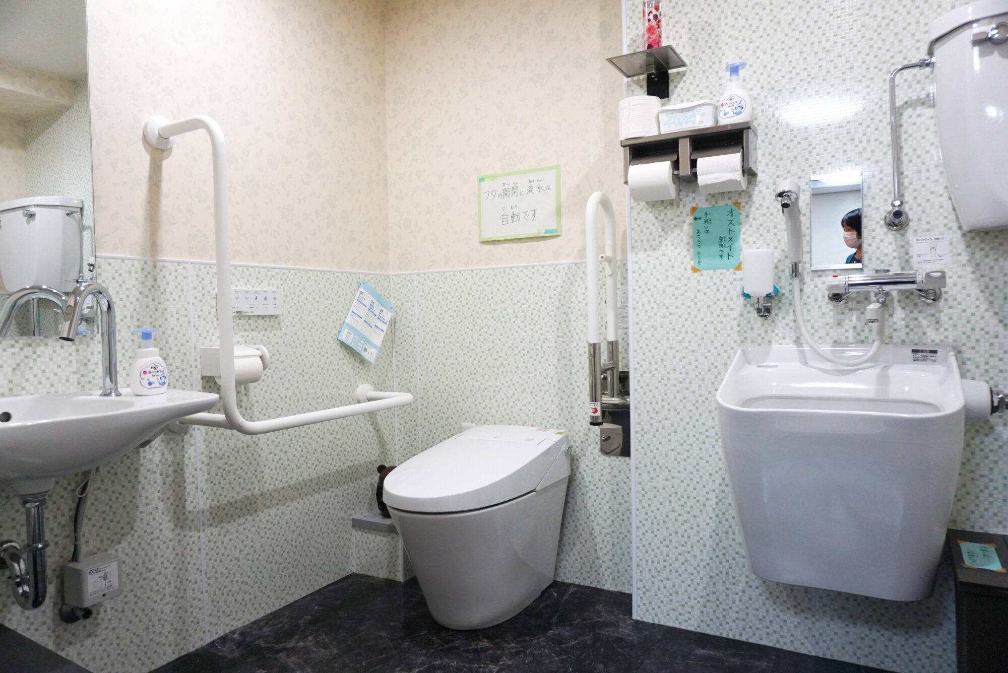 カフェには障がいの有無を問わず誰でも使用できるオストメイトトイレを完備
