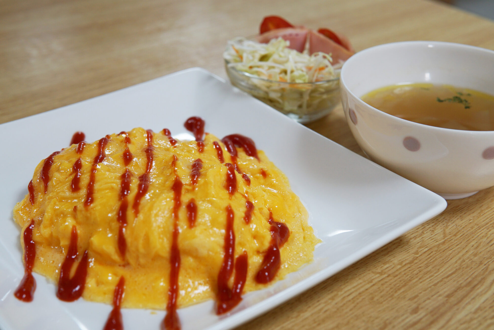 オムライス(サラダ・スープ・ドリンク付)小サイズ 税込 700円