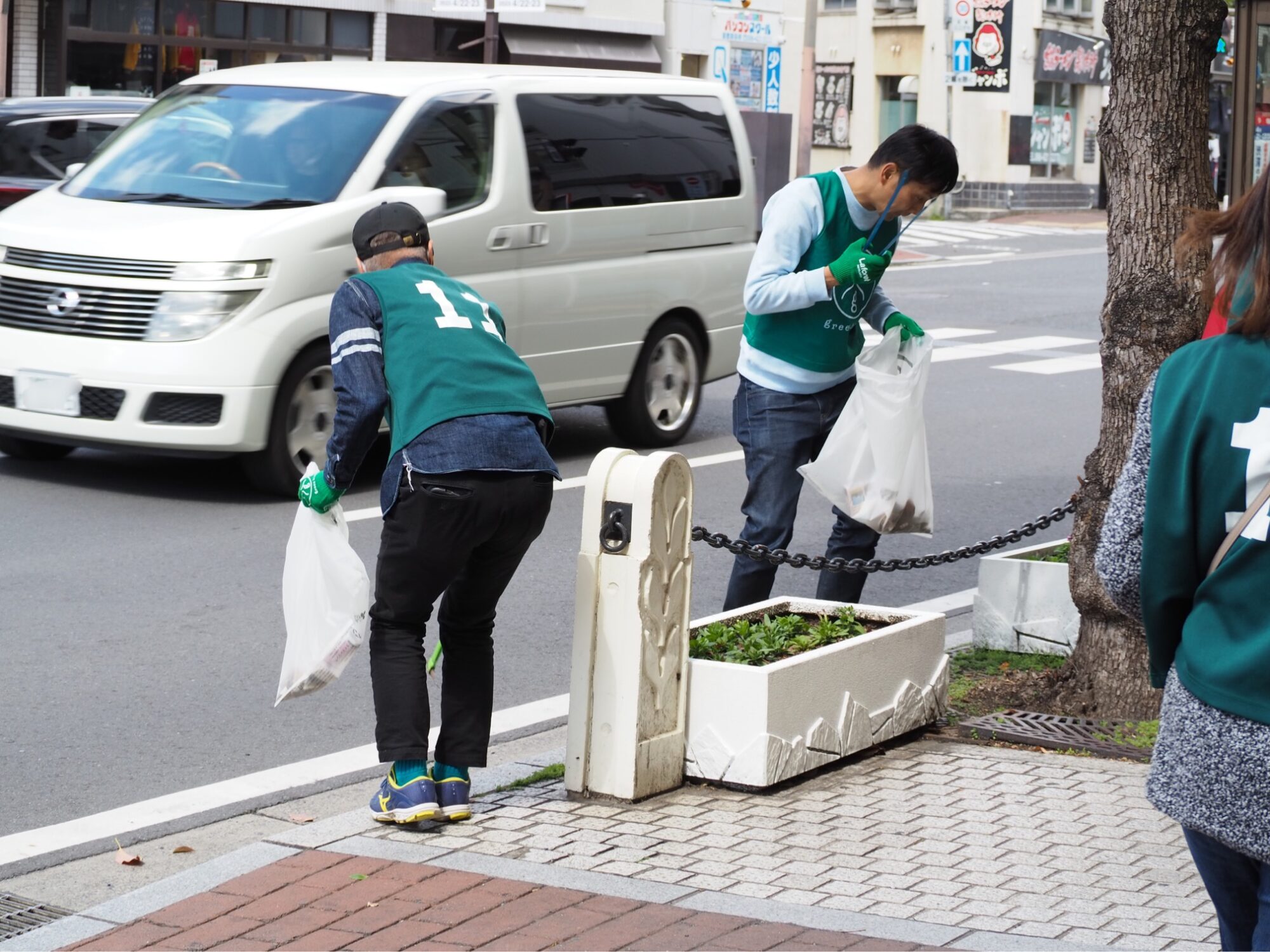 幹線道路沿いのごみ拾い