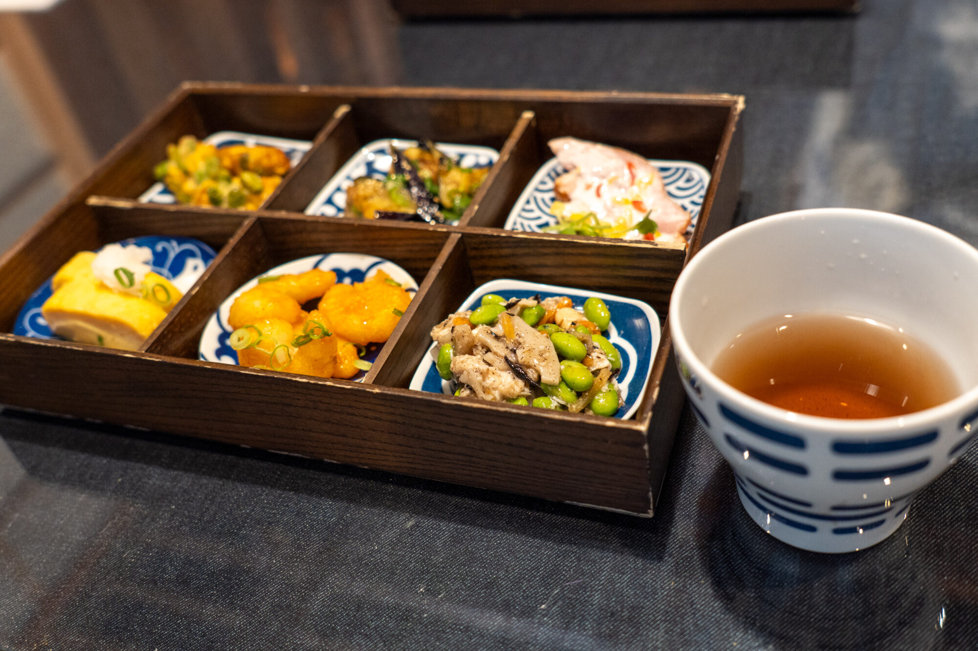 おばんざいと、岡山県産のほうじ茶