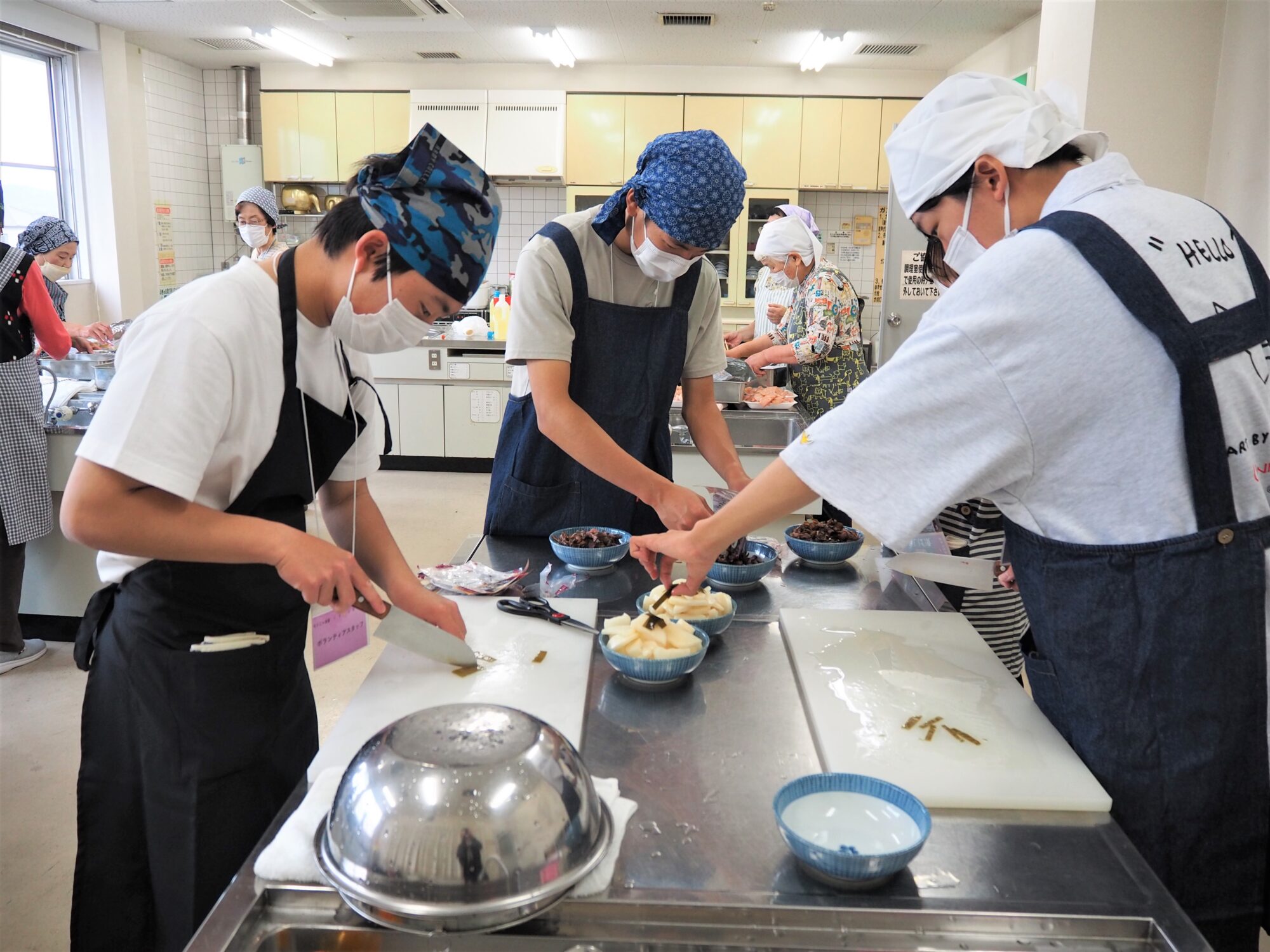 総社南高等学校生徒　調理補助のようす