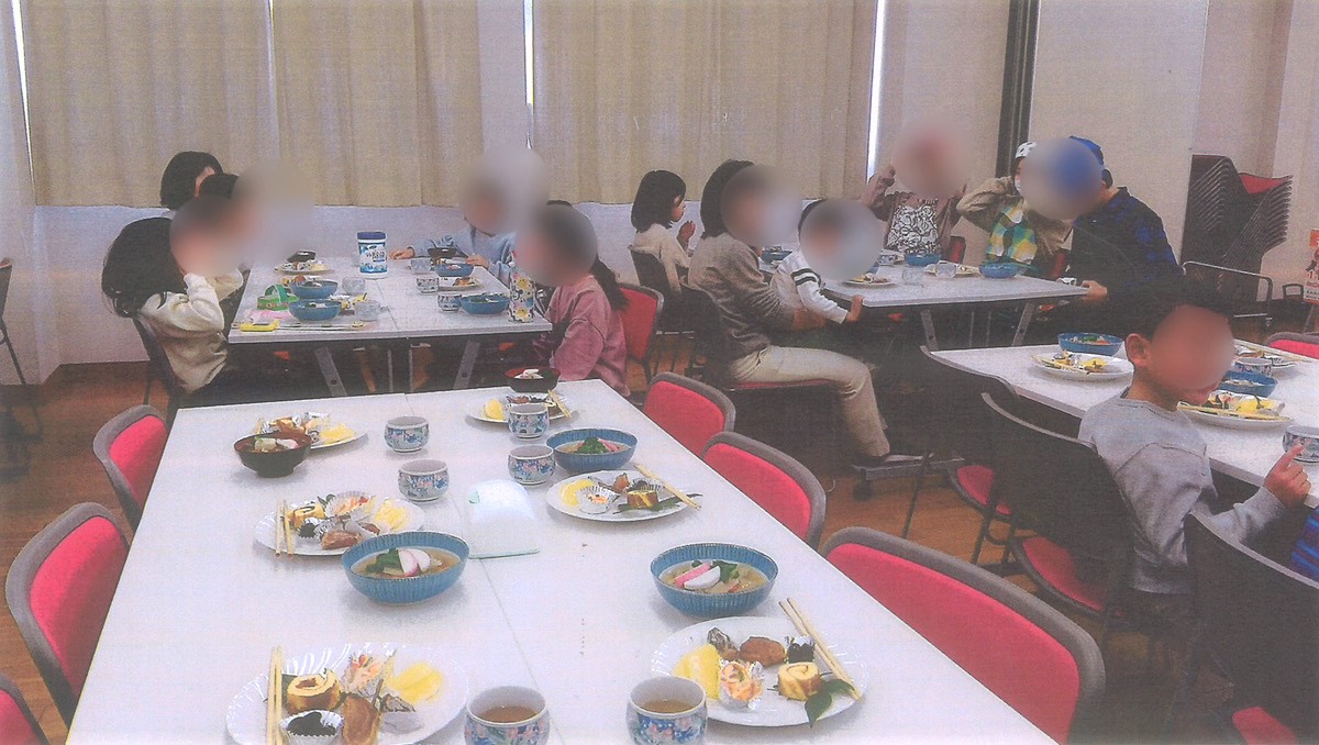 食事提供のようす（写真提供：そうじゃ食堂 くうねるあそぶ）