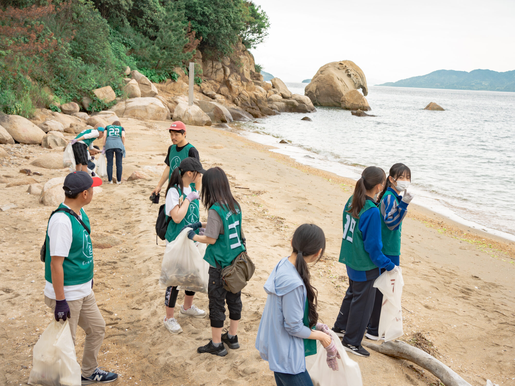 みんなで浜辺を清掃