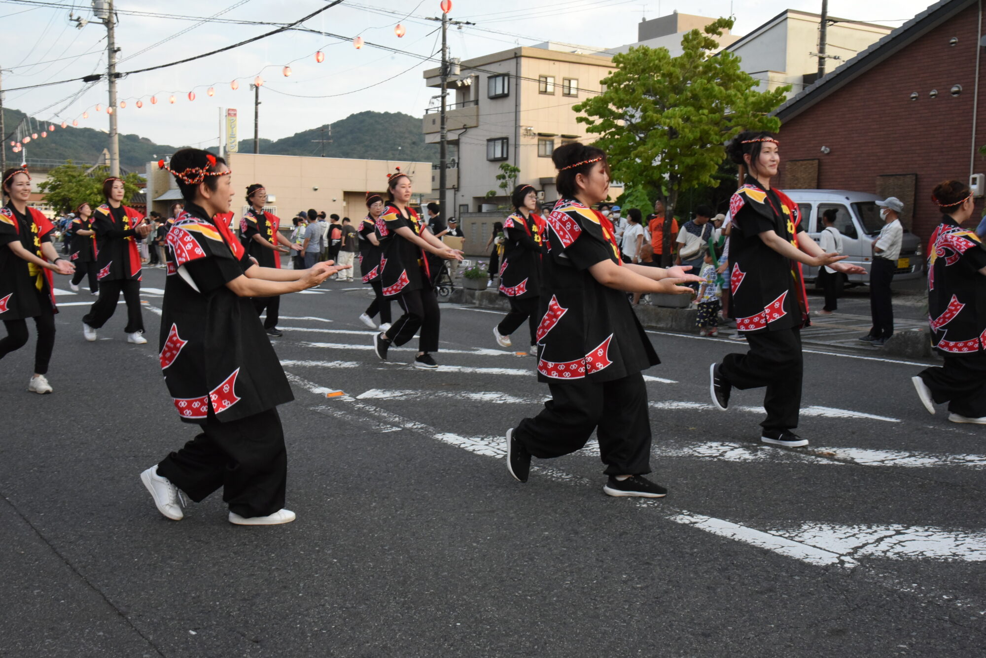 踊り進むようす
