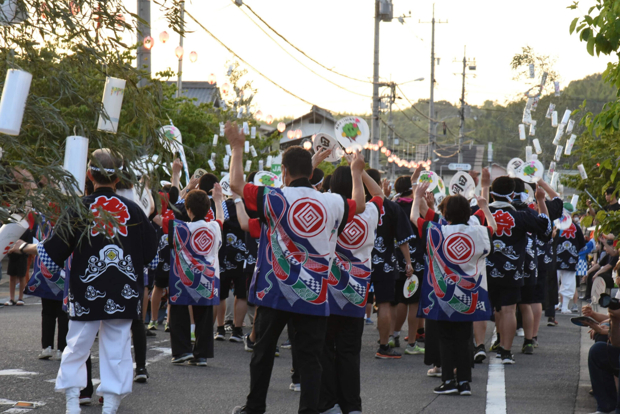 華やかな法被で踊ります