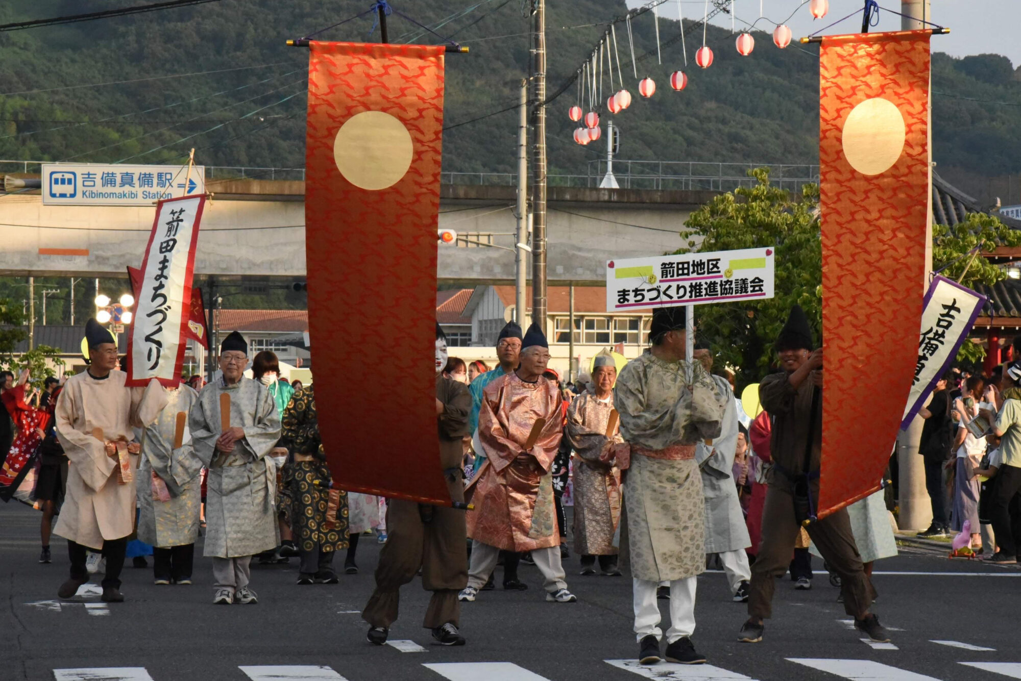 きびのに扮して踊るようす