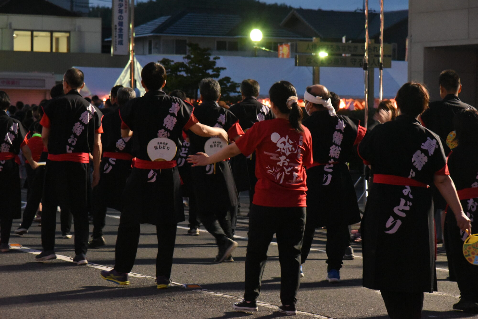 暗くなるまで踊るようす