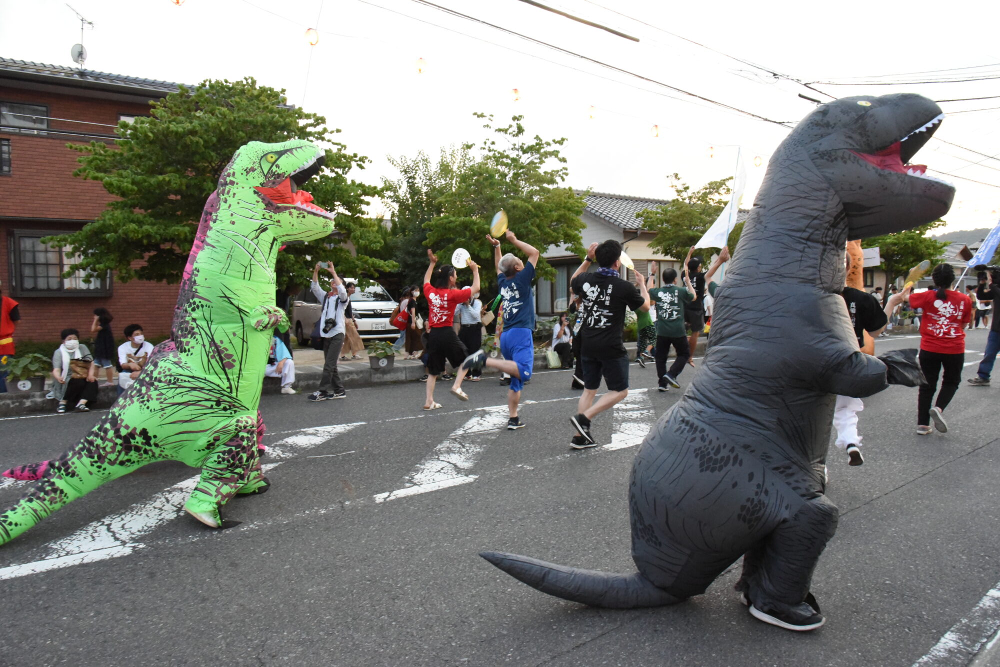 恐竜に扮して踊るようす