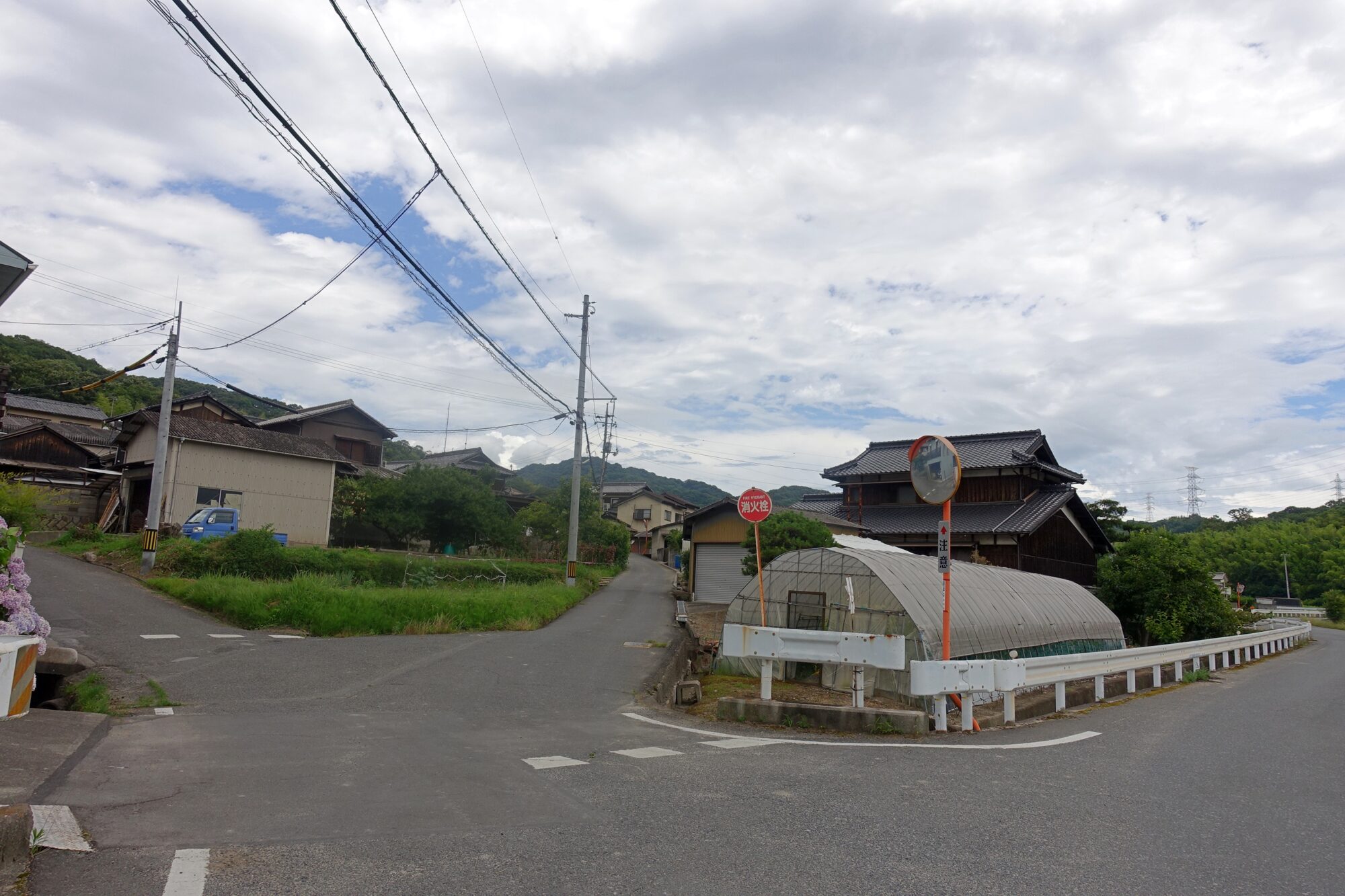 真ん中の道を通ります