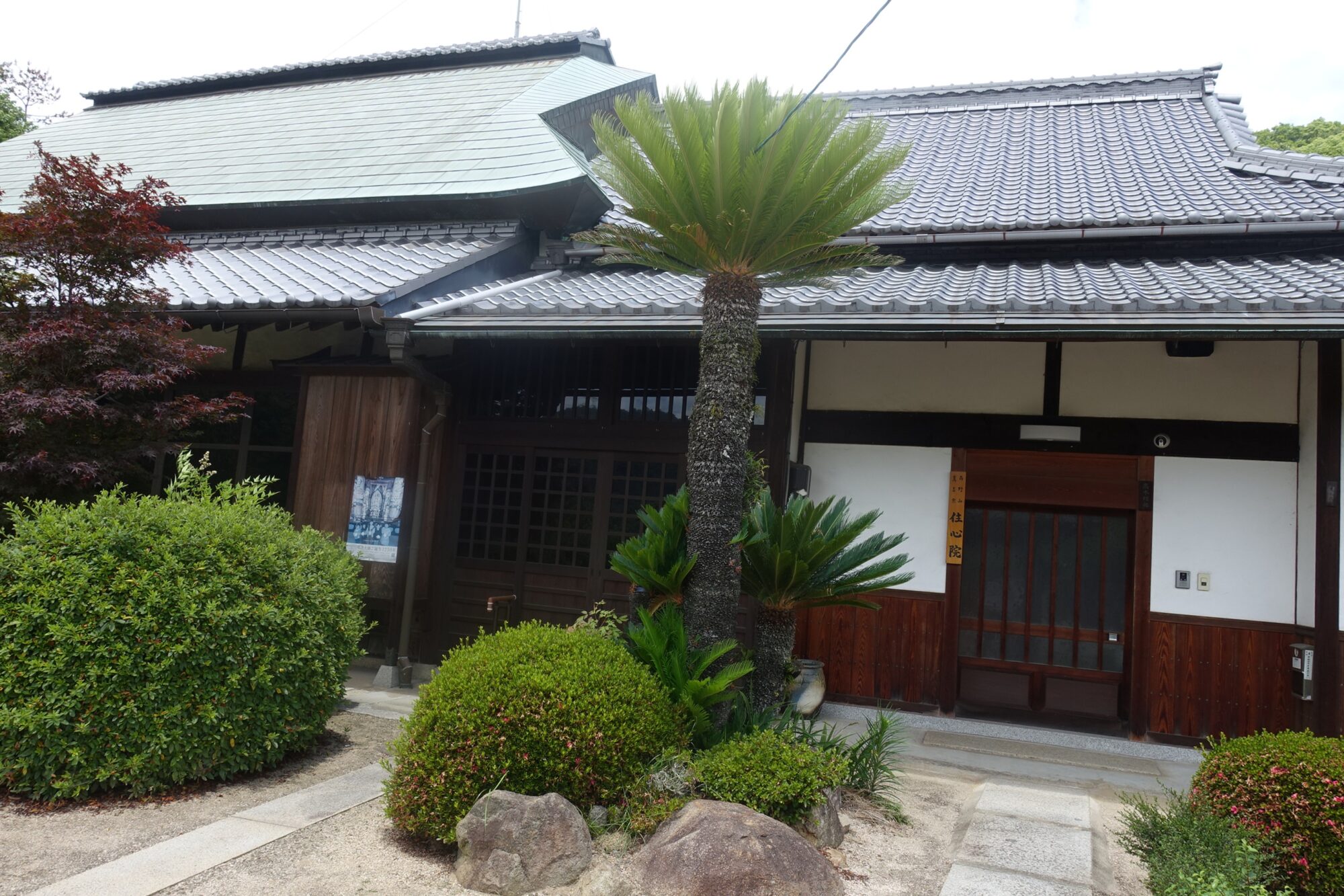 きれいに剪定（せんてい）された庭