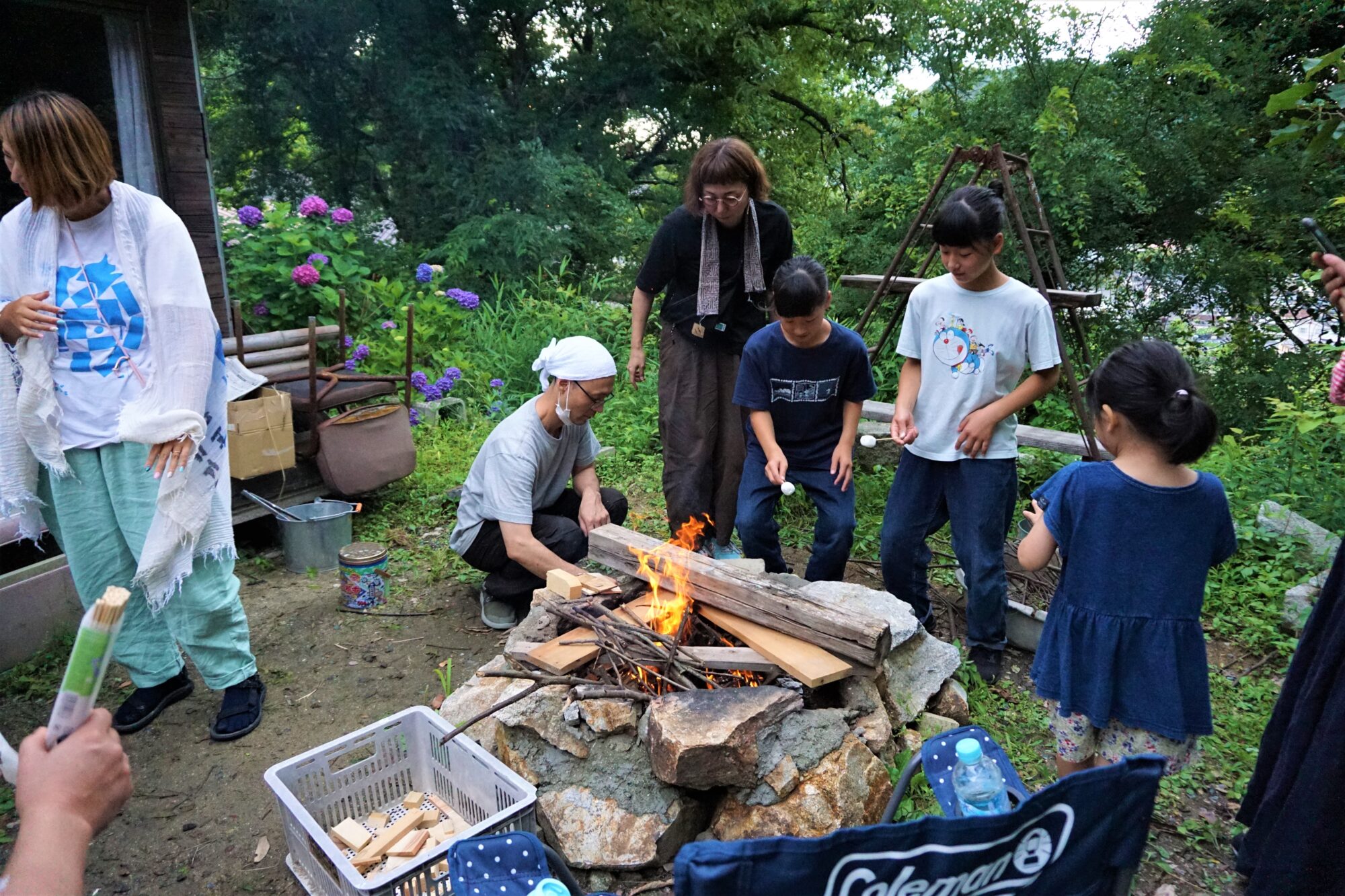 前日の雨で苦戦した焚火 尾鷲さんの登場であっという間に火がおきる