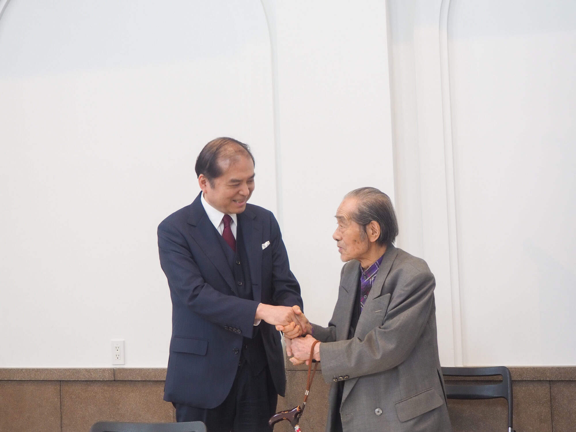 大原美術館_新館長就任記者会見_握手