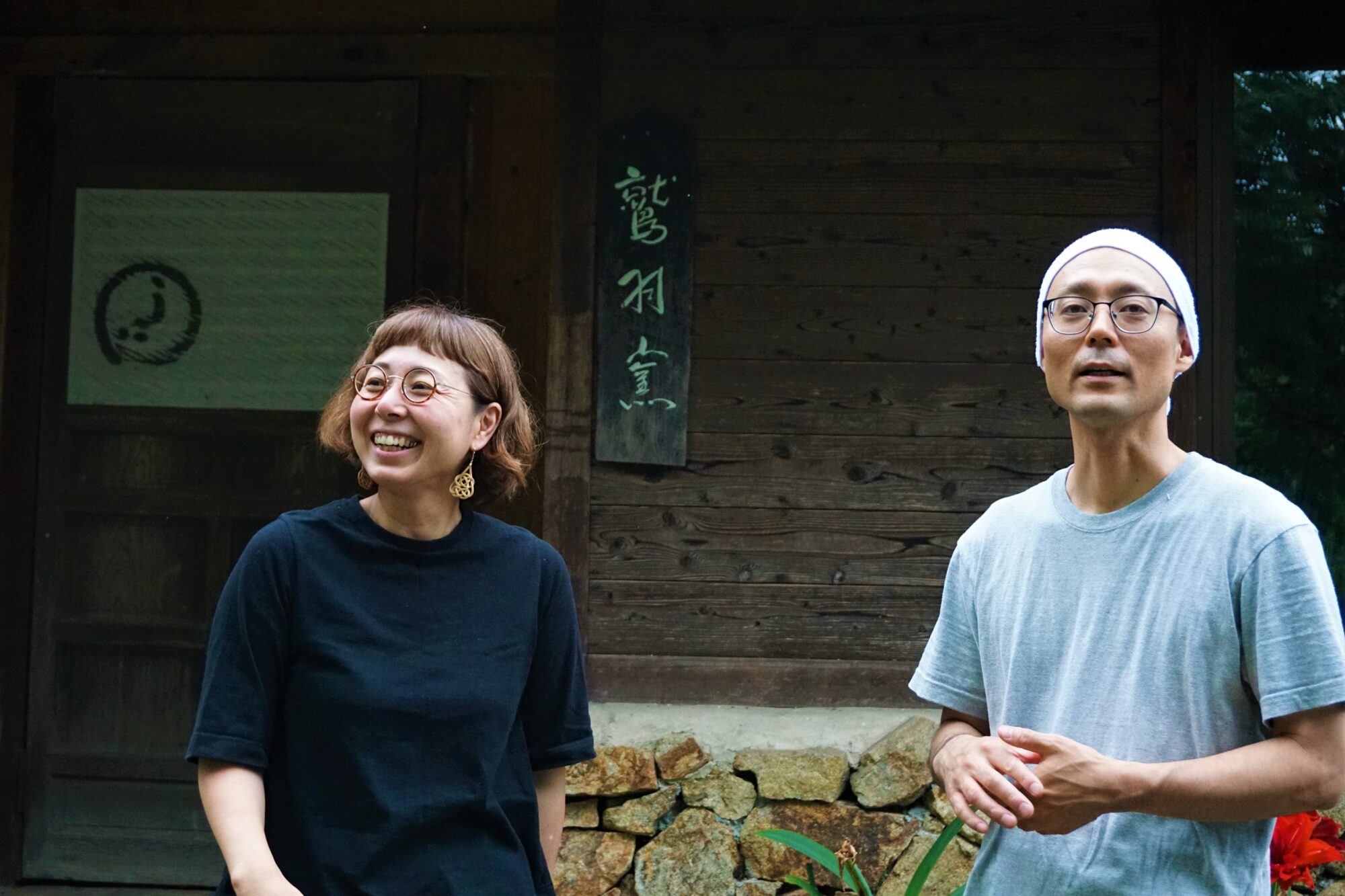 清板由香さん(左)と活動拠点として備前焼窯元鷲羽窯を提供してくれている尾鷲高明(おわし たかあき)さん(右)