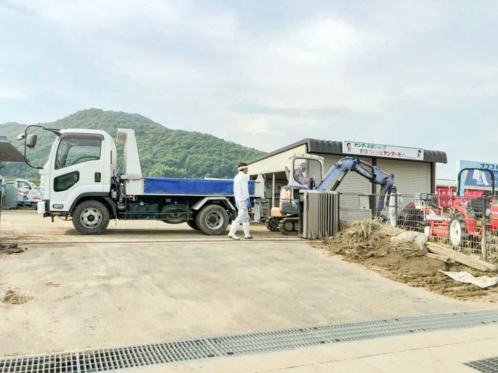 被災後の復旧作業の様子：矢掛町西川面・本堀付近（写真提供：戸井健吾）