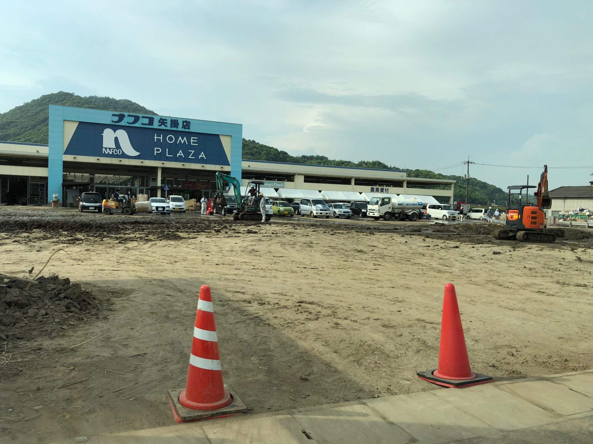 被災後の復旧作業の様子：矢掛町西川面・本堀付近（写真提供：戸井健吾）