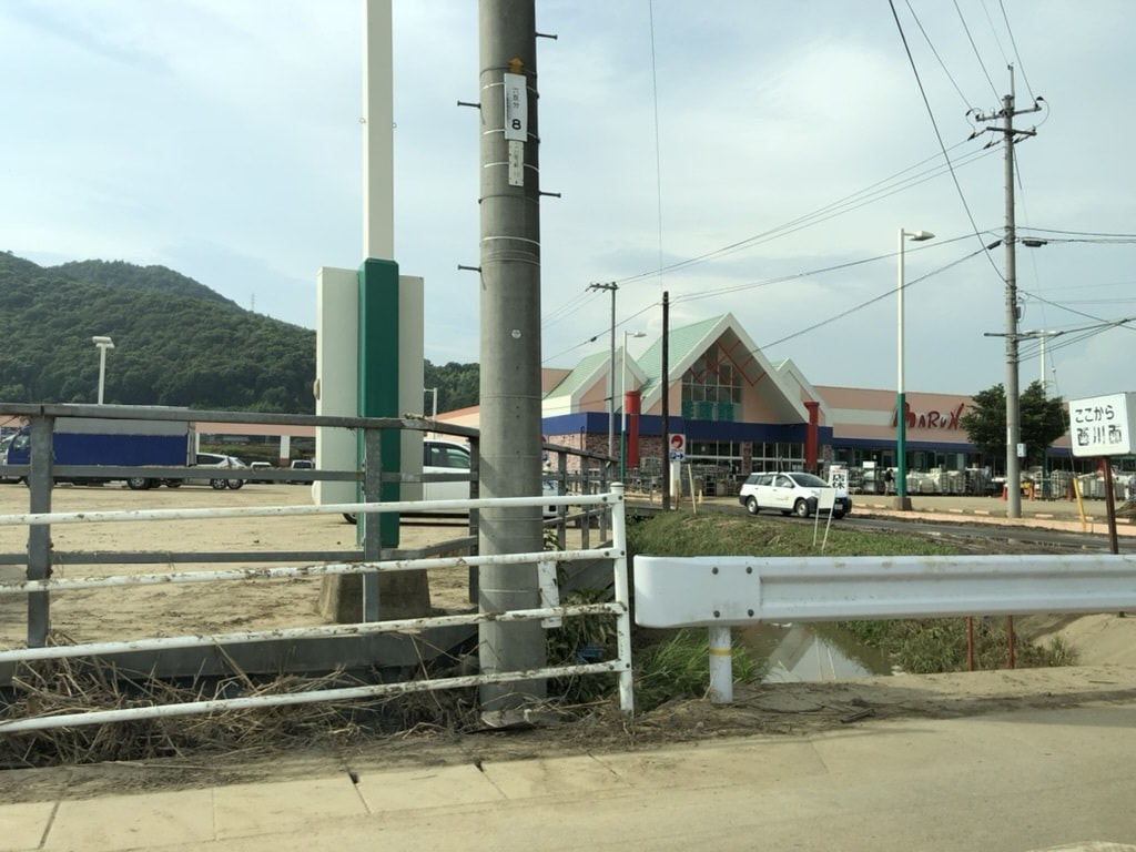 被災後の復旧作業の様子：矢掛町西川面・本堀付近（写真提供：戸井健吾）