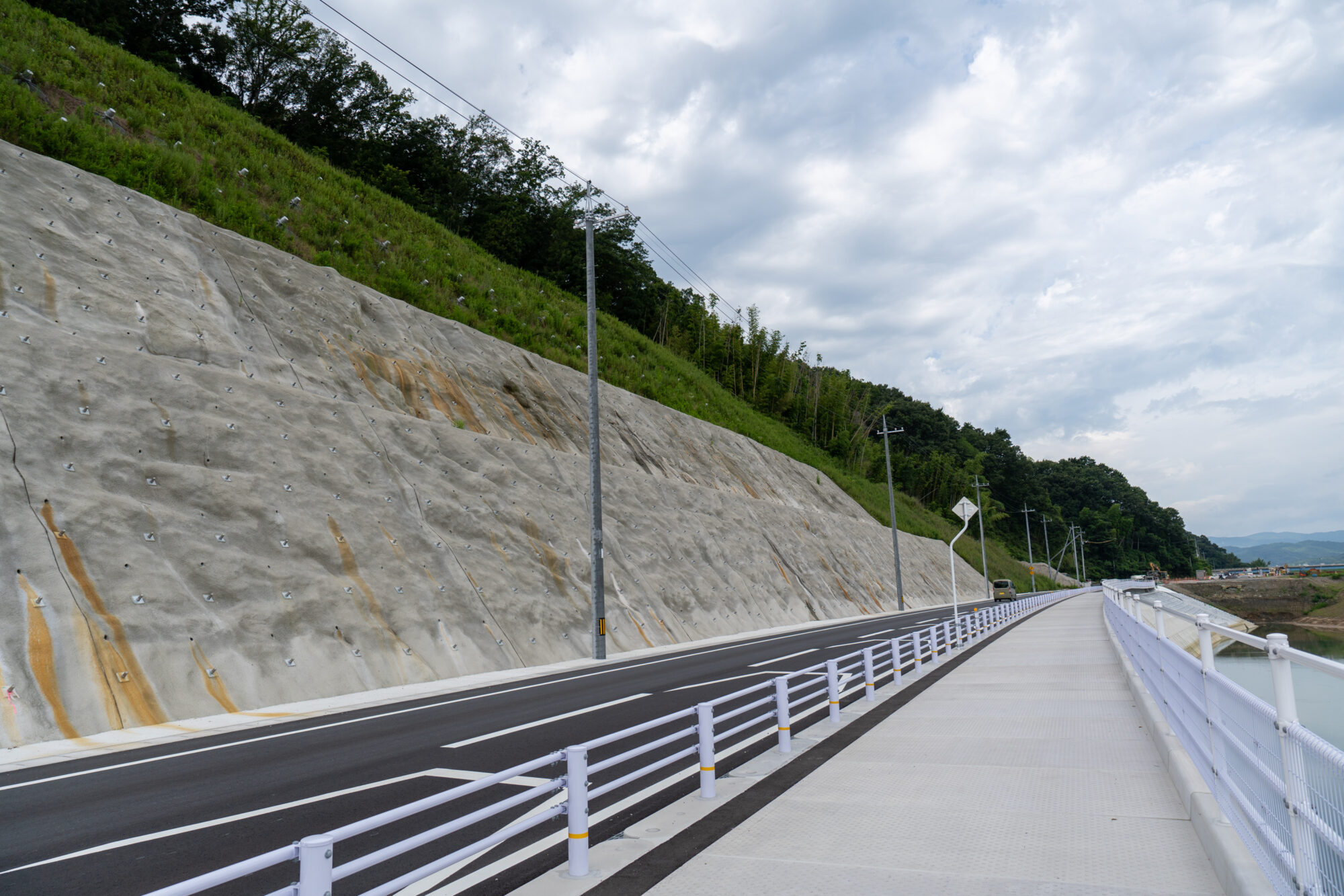 南山の掘削後、新道が供用開始