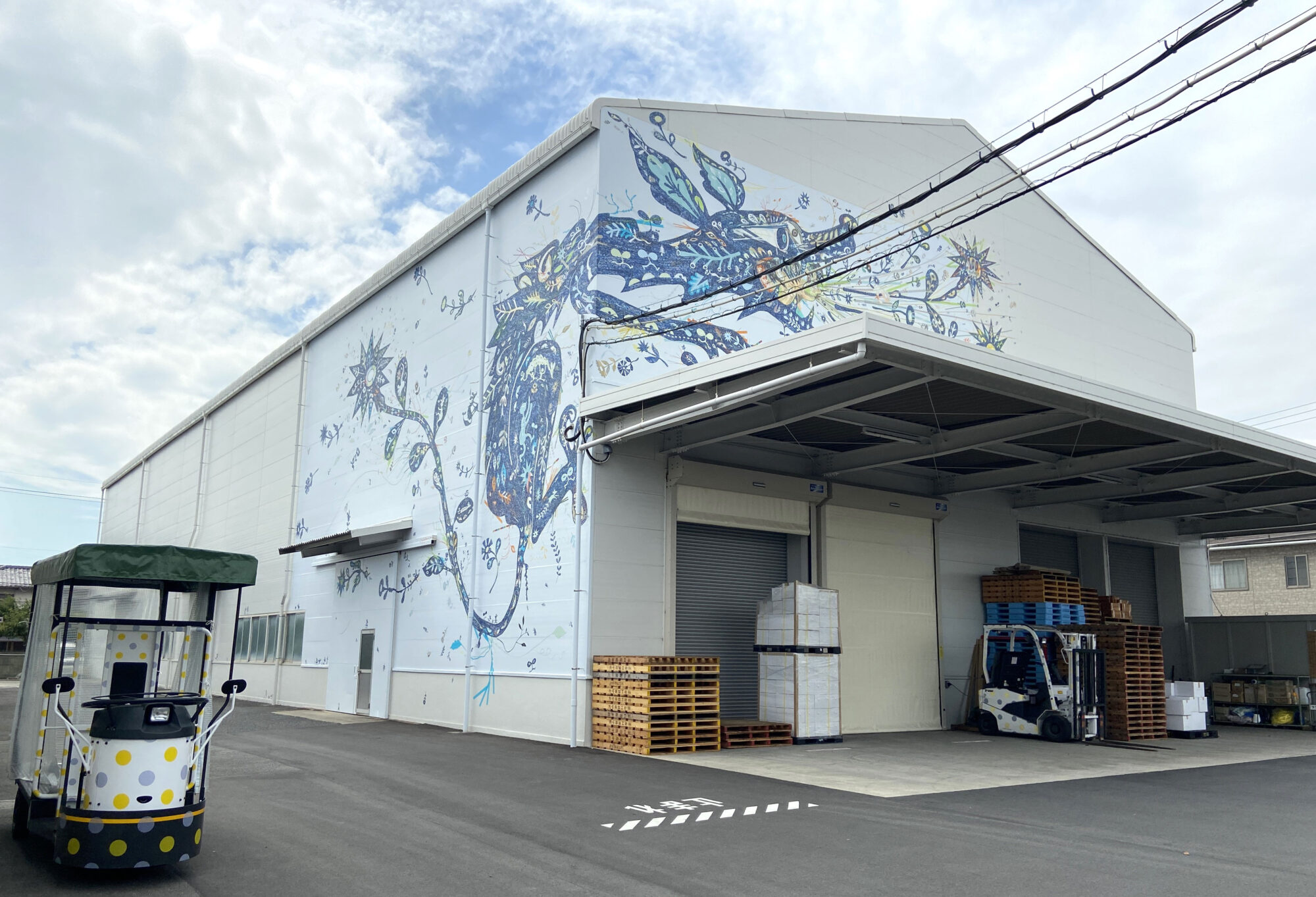 アーティスト浅井祐介(あさいゆうすけ)さんのmtで描かれた壁画「100年の遠吠え/100年の眠り」