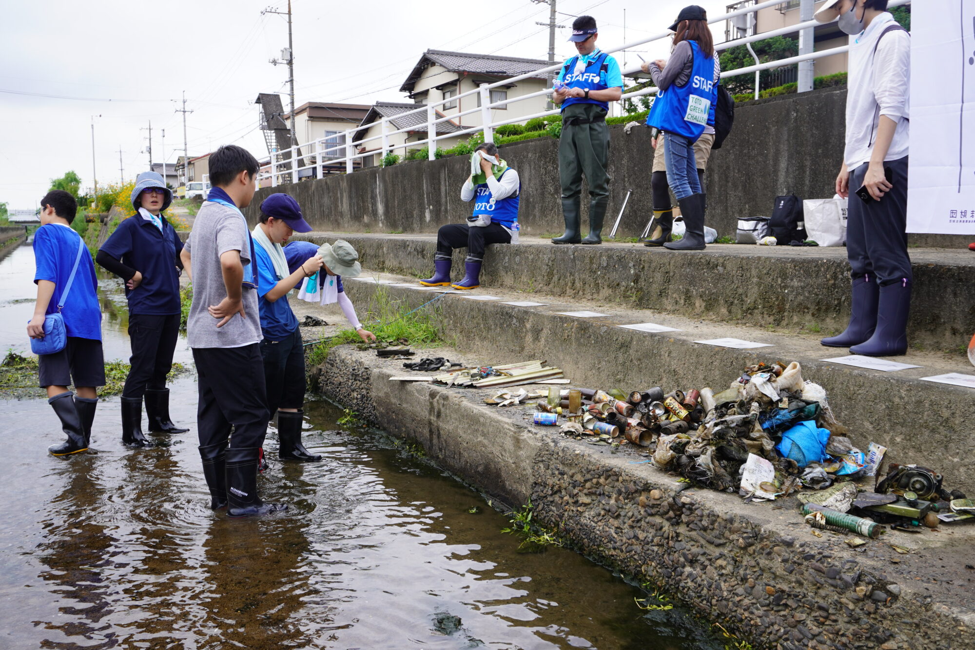 回収されたごみの山を改めて確認