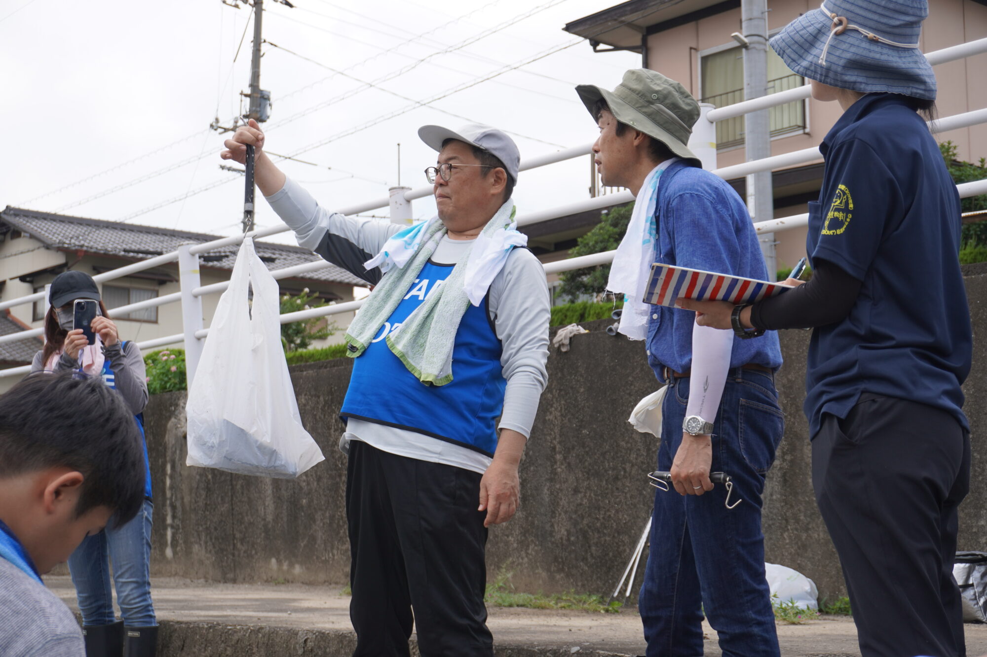 分類されたごみを項目ごとにばねばかりで測定し記録