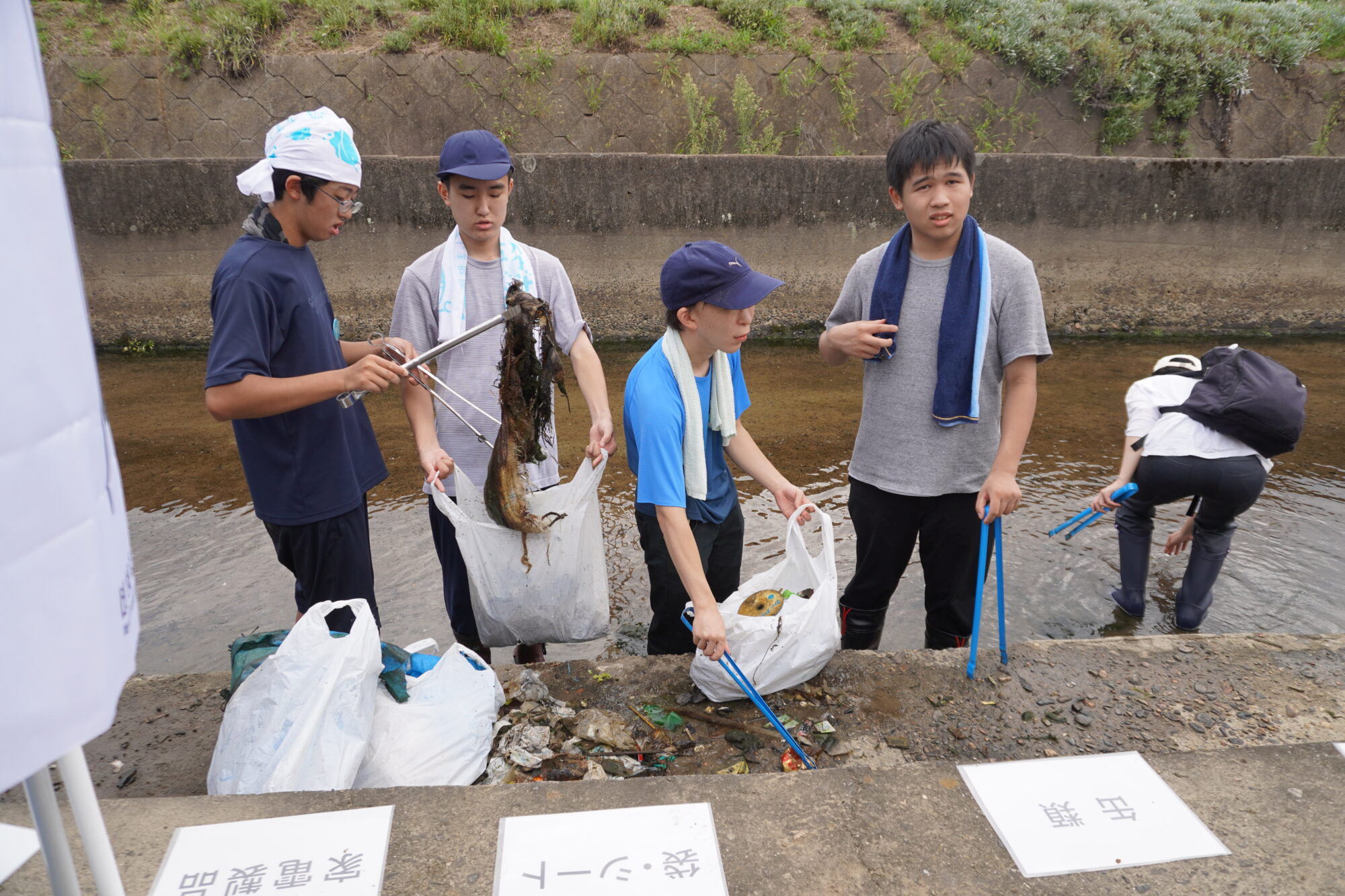 環境について学んでいる古城池高校の生徒