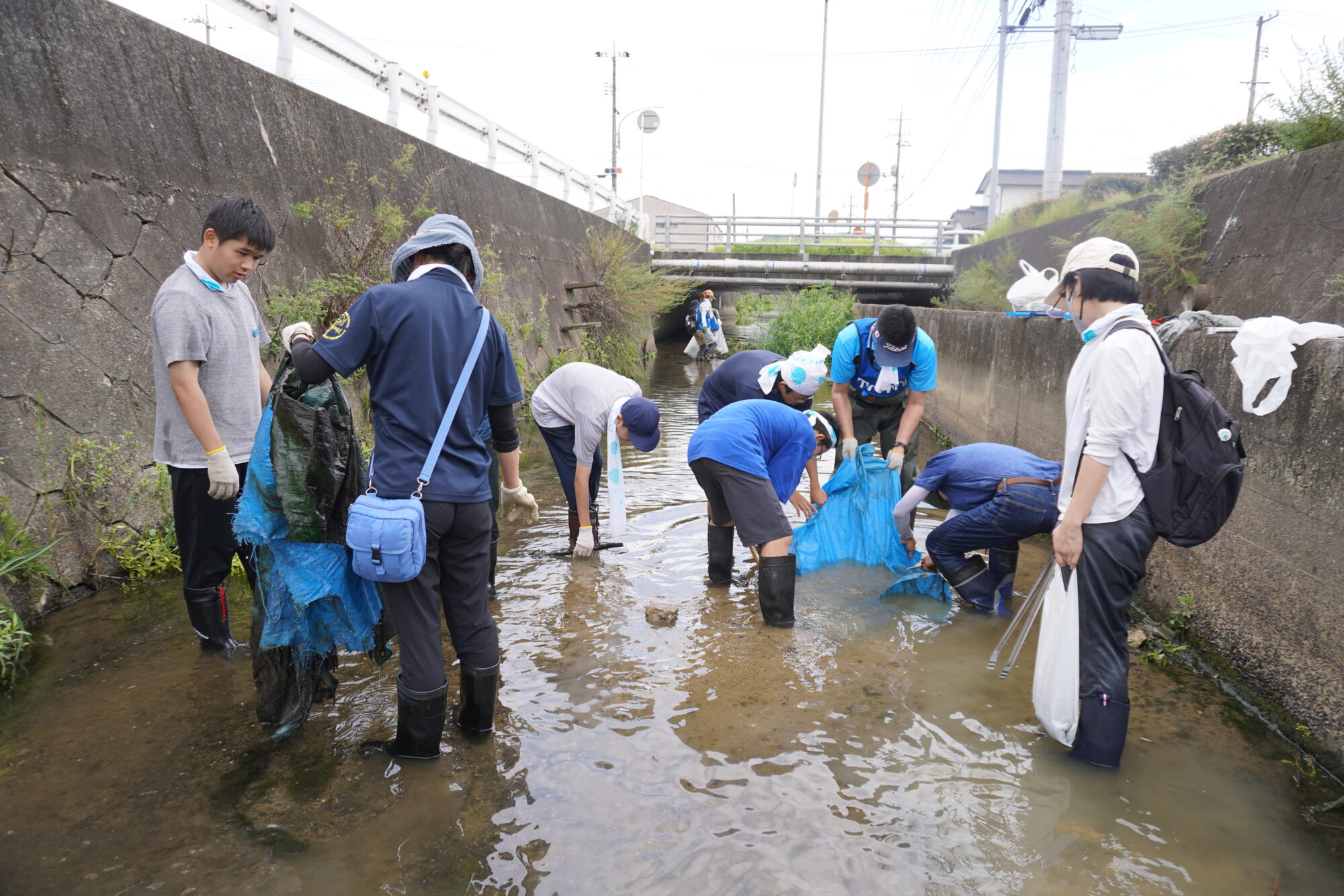 川底から出てきた大きなブルーシート