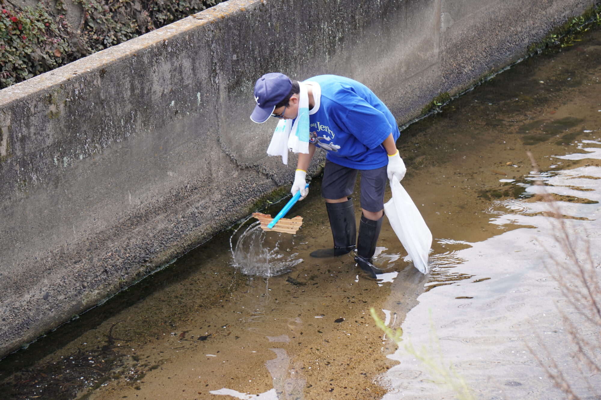 水深は大人の足のくるぶしから足首ぐらい　川底のようすもよく見えます