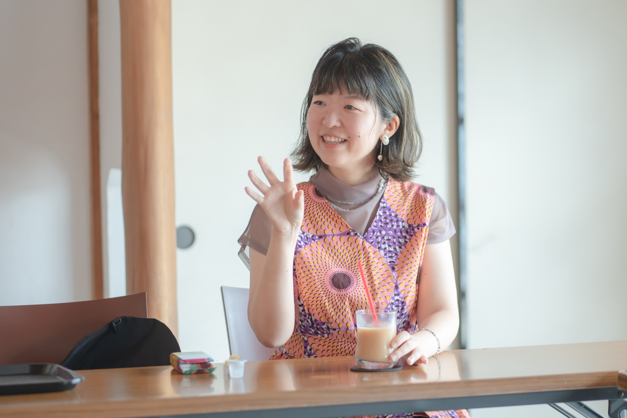 インタビュー中の田賀朋子さん